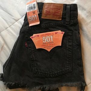NWT Levi’s 501 distressed high waisted shorts